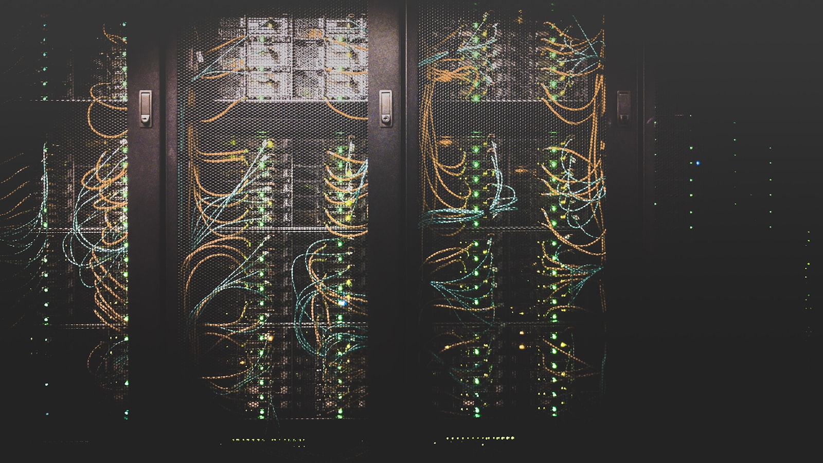 
          Following on from the wildly successful Stack Overflow programming questions and answers website, Jeff Atwood and Joel Spolsky have launched Server Fault, a questions and answers site following the same format but now for “system administrators and IT professionals”.
        
